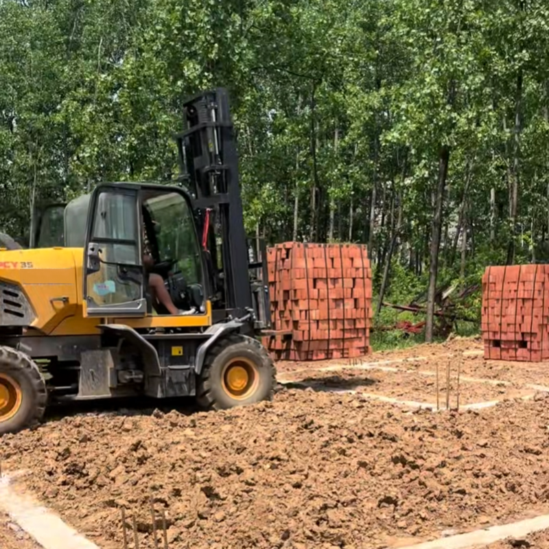 Why 4WD Rough Terrain Forklifts Are Ideal for Year-Round Outdoor Operations